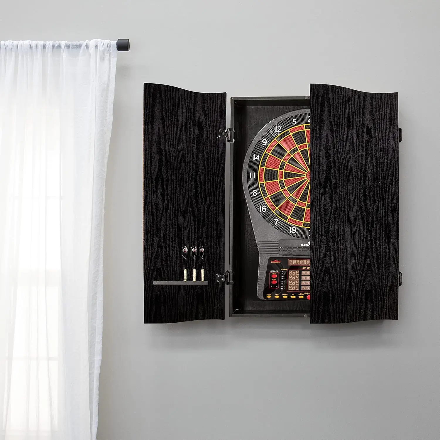 블랙 크리켓프로 다트보드 캐비닛 |   아라크니드 15 - Electronic Dartboard Cabinet 리뷰 및 가격